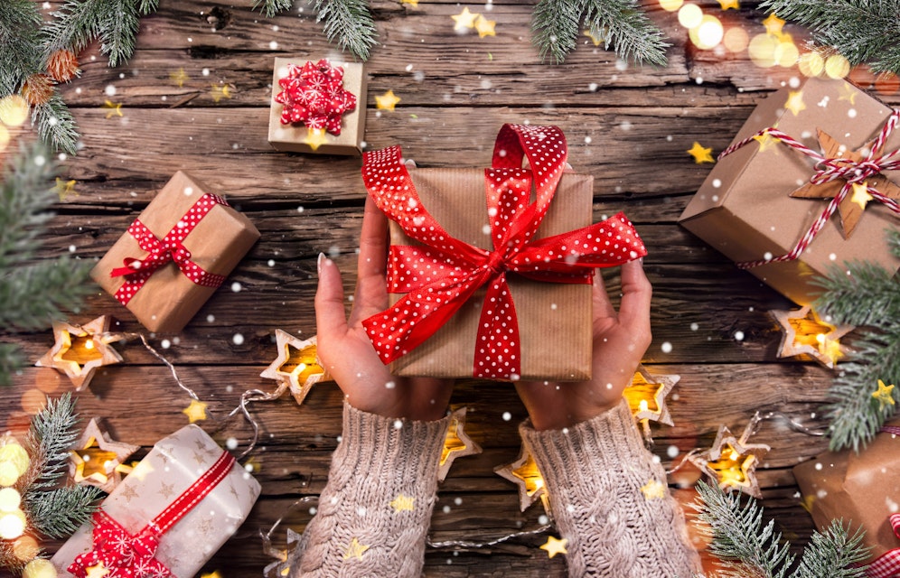 Beim Geschenke auspacken müssen wir uns laut Experten keine Sorgen über das Virus machen.