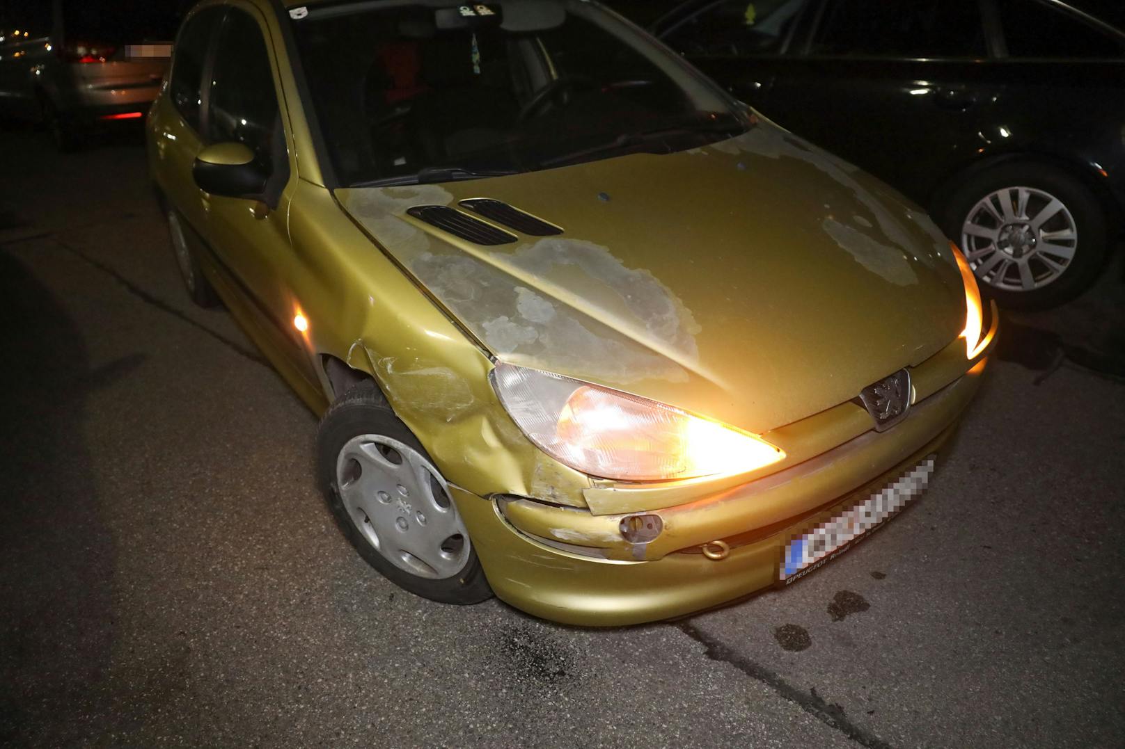 In Wels-Neustadt sorgte ein Alkolenker für Schäden an mehreren Autos.