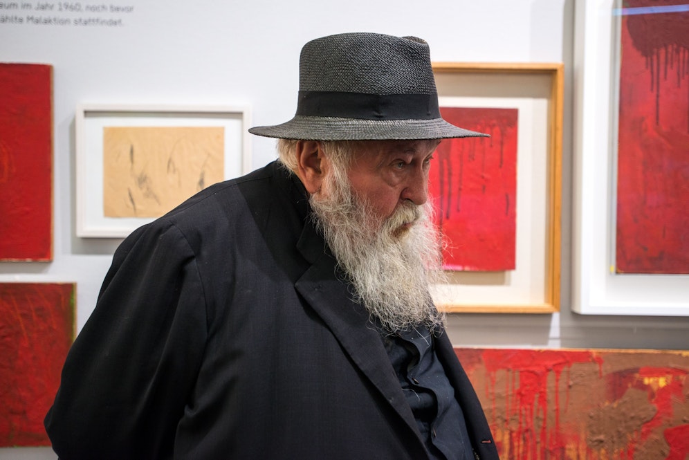 Land kaufte Werke von Hermann Nitsch.
