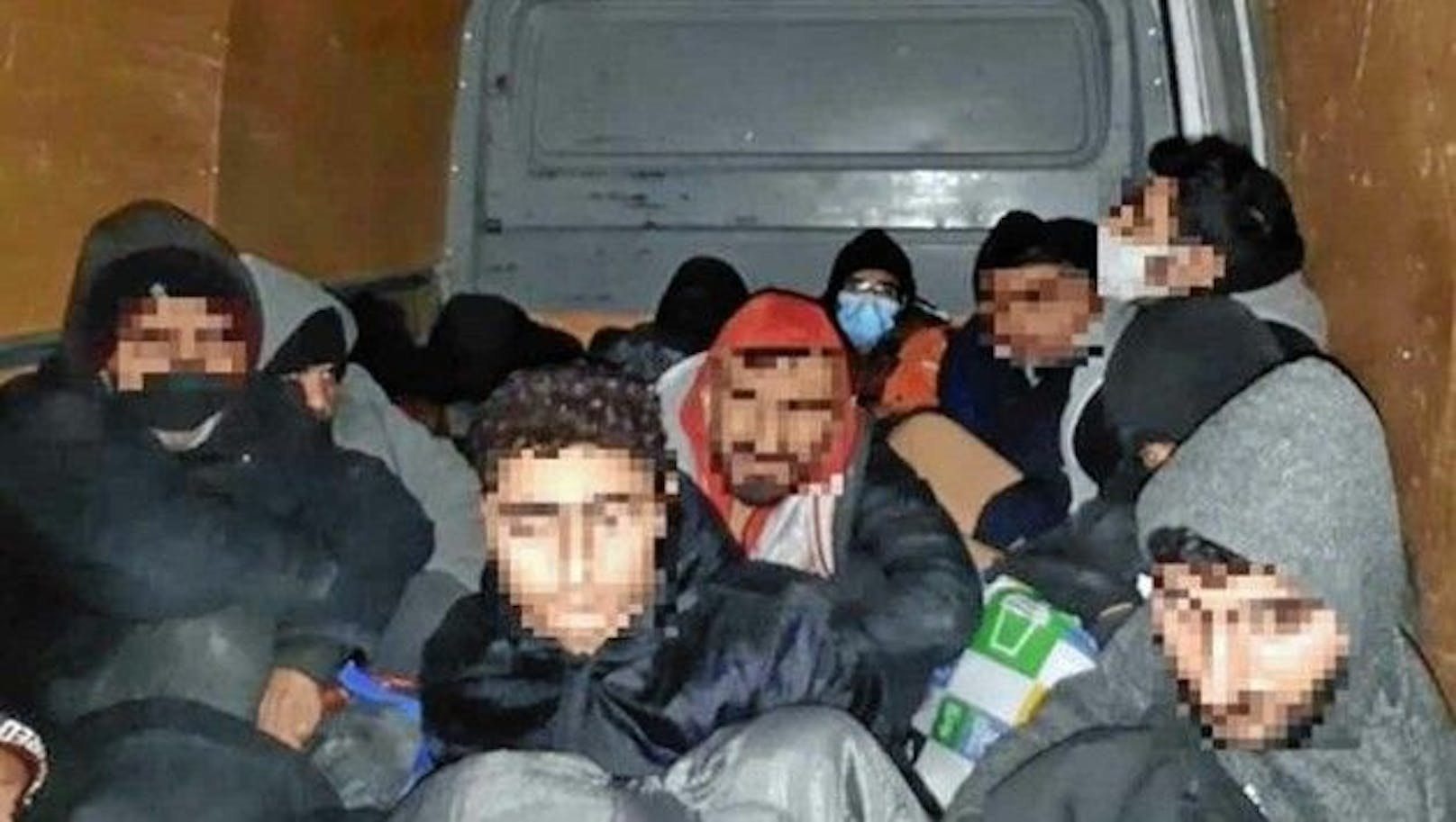 16 Flüchtlinge befanden sich im Laderaum des Kleinbusses.