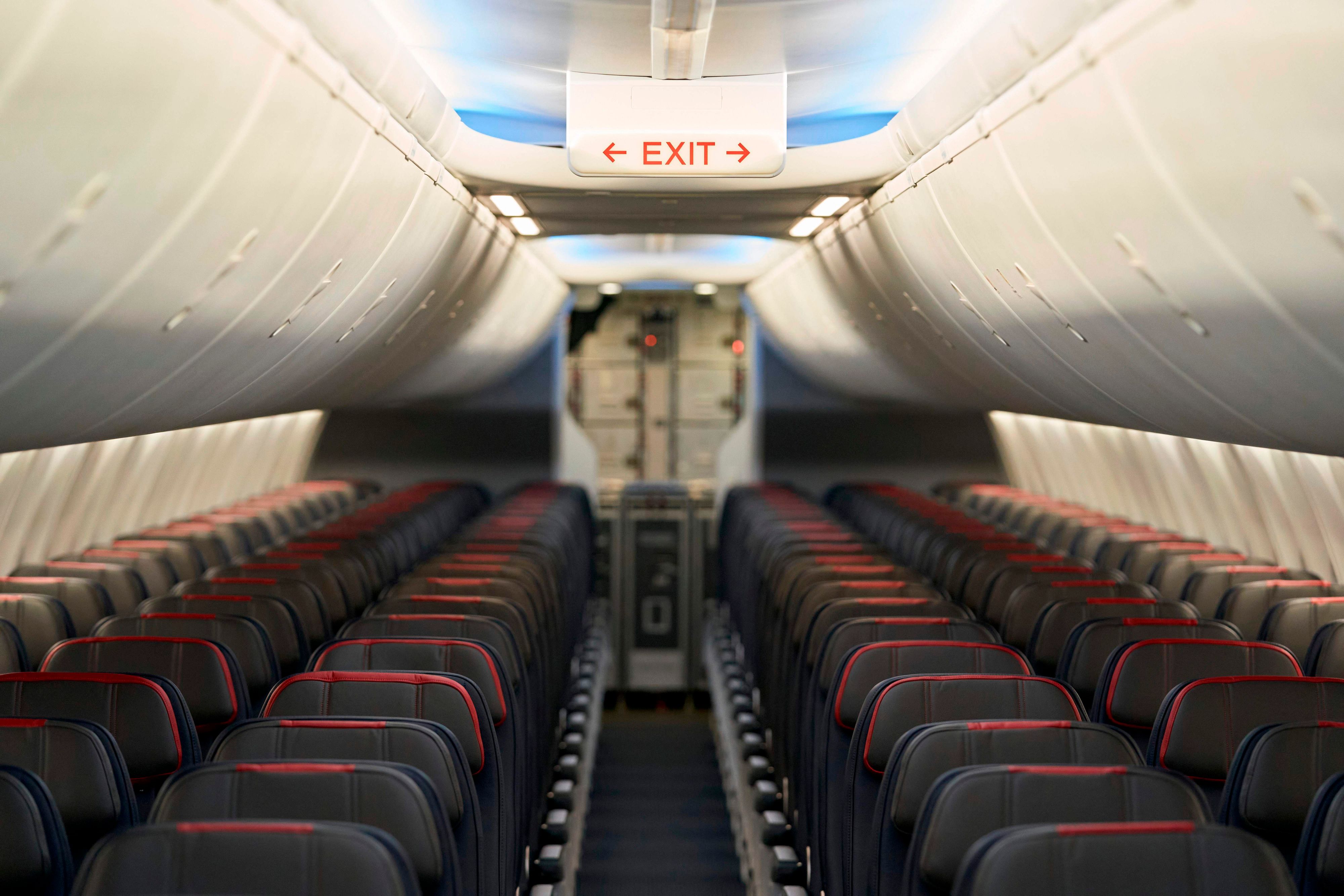 Download von www.picturedesk.com am 22.12.2020 (12:19).  An interior view of an American Airlines B737 MAX airplane is seen at DFW International Airport in Dallas, Texas on December 2, 2020. - The Boeing 737 MAX will take another key step in its comeback to commercial travel on December 2, 2020 by attempting to reassure the public with a test flight by American Airlines conducted for the news media. After being grounded for 20 months following two deadly crashes, US air safety officials in mid-November cleared the MAX to return to service following changes to the plane and pilot training protocols. (Photo by Cooper NEILL / AFP) - 20201202_PD5398 - Rechteinfo: Rights Managed (RM) Nur für redaktionelle Nutzung! Werbliche Nutzung erfordert Freigabe: bitte schicken Sie uns eine Anfrage.