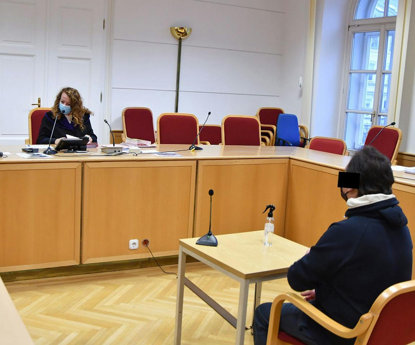Der Beschuldigte im Saal 132 im Linzer Landesgericht
