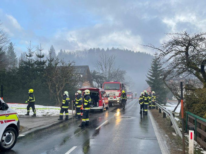 Die Löscharbeiten sind im Gange.
