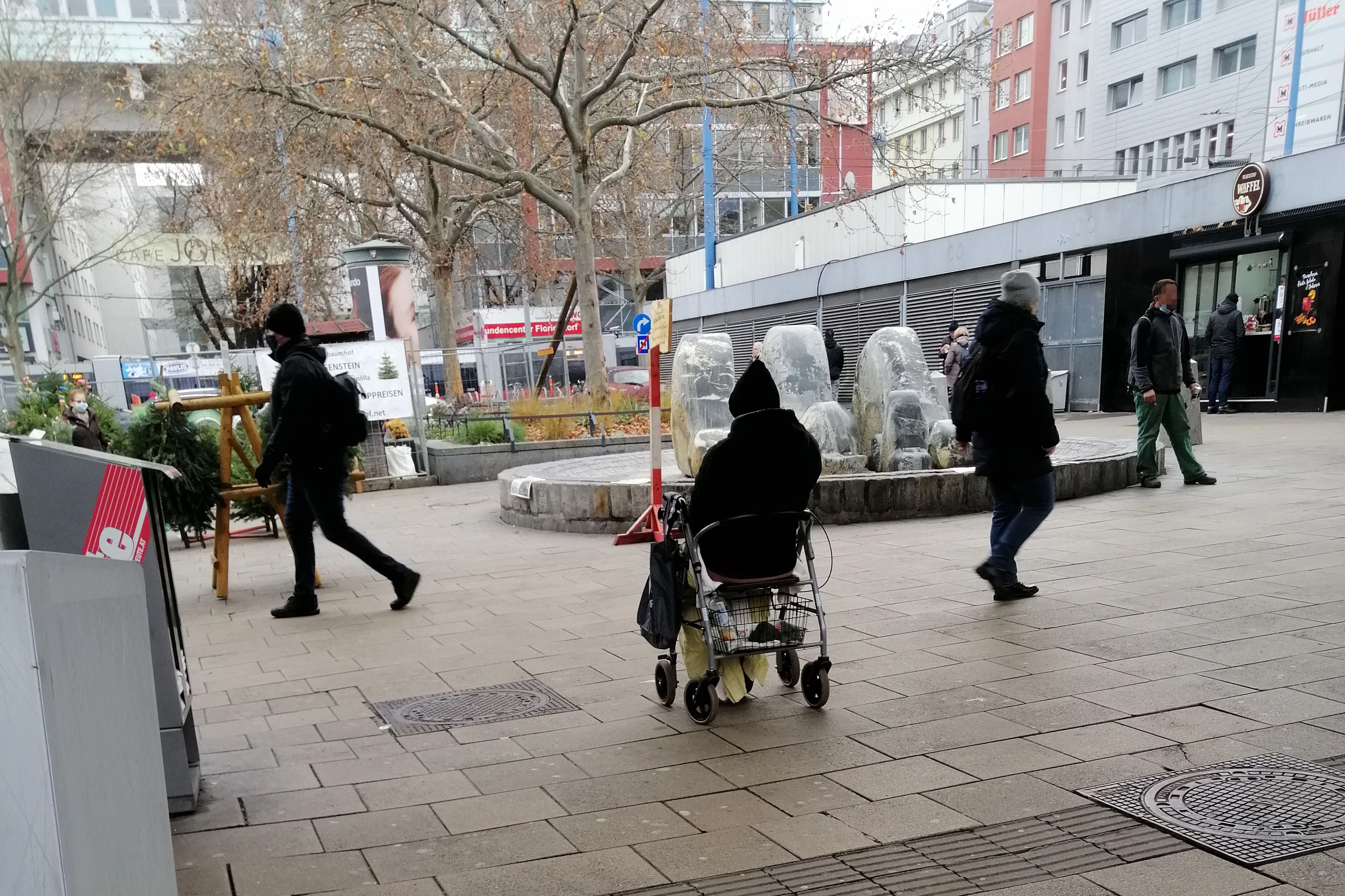 Die Frau soll Augenzeuge zufolge zum Betteln in der Kälte zurückgelassen worden sein.