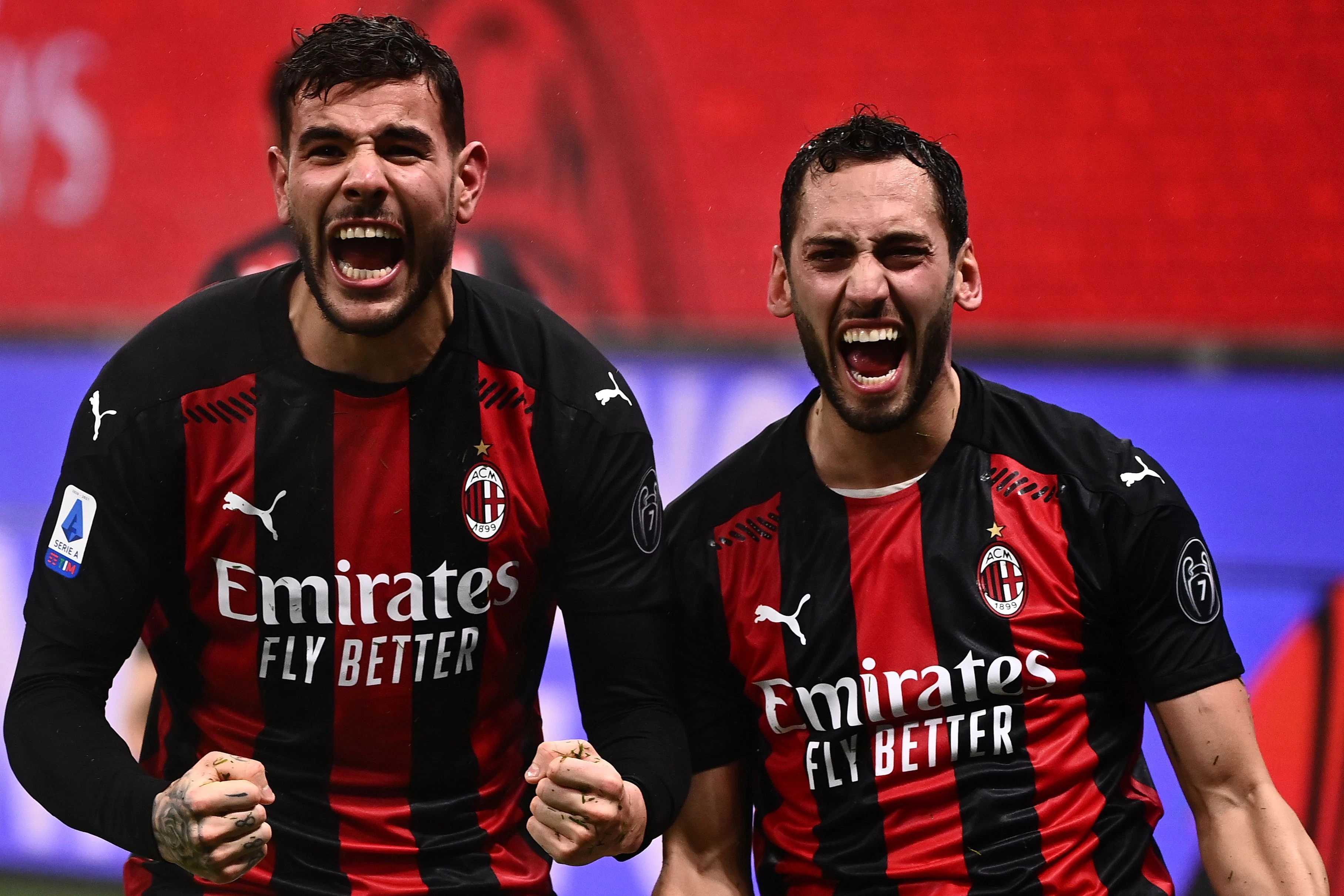 Theo Hernandez und Hakan Calhanoglu jubeln über den späten Siegestreffer.