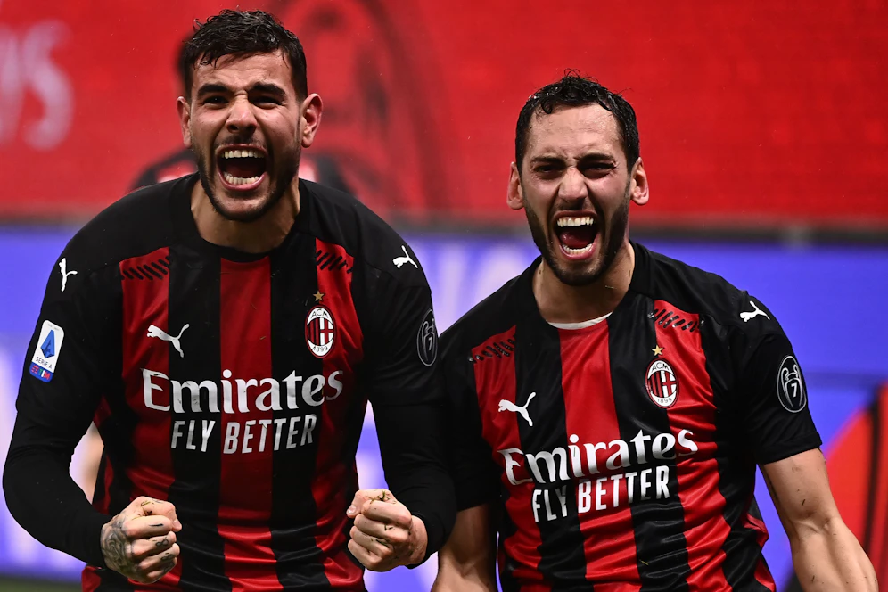 Theo Hernandez und Hakan Calhanoglu jubeln über den späten Siegestreffer.