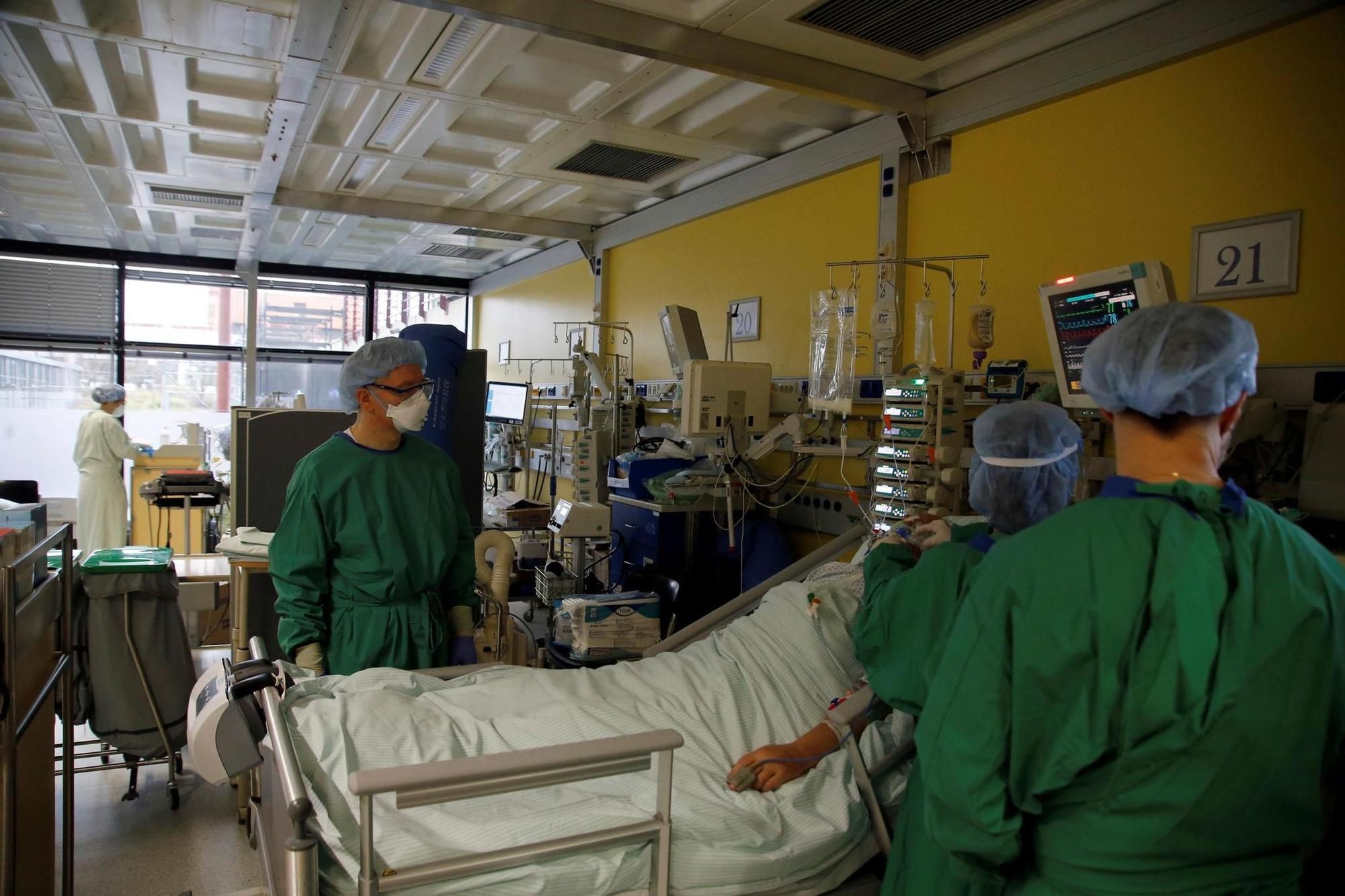 Hohe Zahlen: Medizinisches Personal versorgt in Deutschland einen Covid-Patienten. (Archivbild)