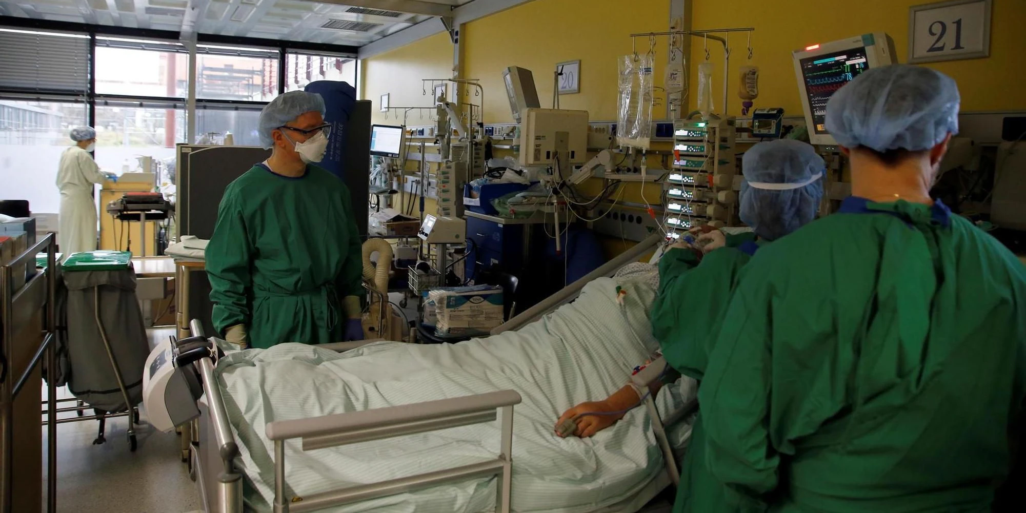 Hohe Zahlen: Medizinisches Personal versorgt in Deutschland einen Covid-Patienten. (Archivbild)
