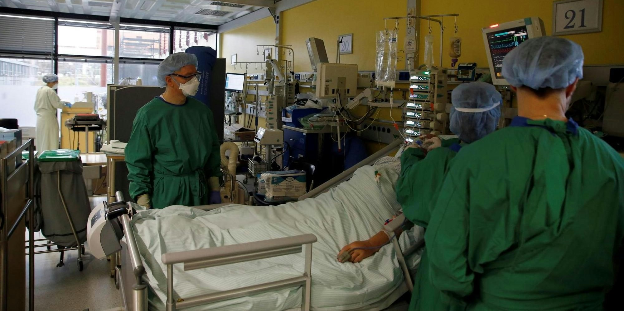 Hohe Zahlen: Medizinisches Personal versorgt in Deutschland einen Covid-Patienten. (Archivbild)