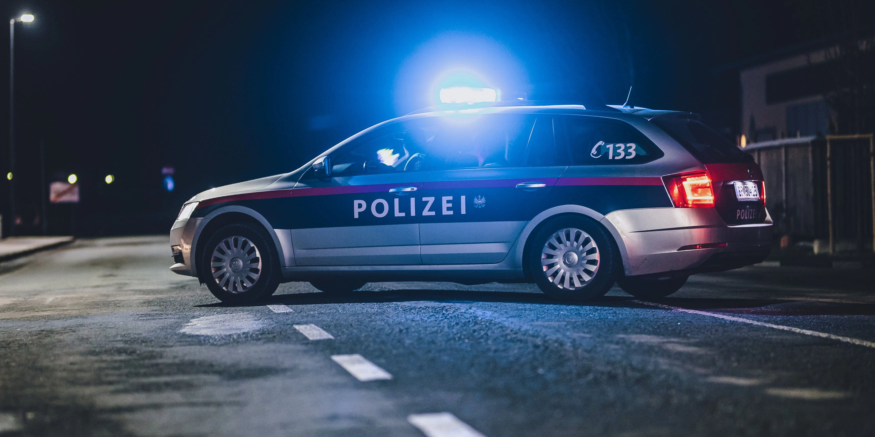 Das Einsatzfahrzeug sicherte die Unfallstelle mit eingeschaltetem Blaulicht ab. Symbolbild.