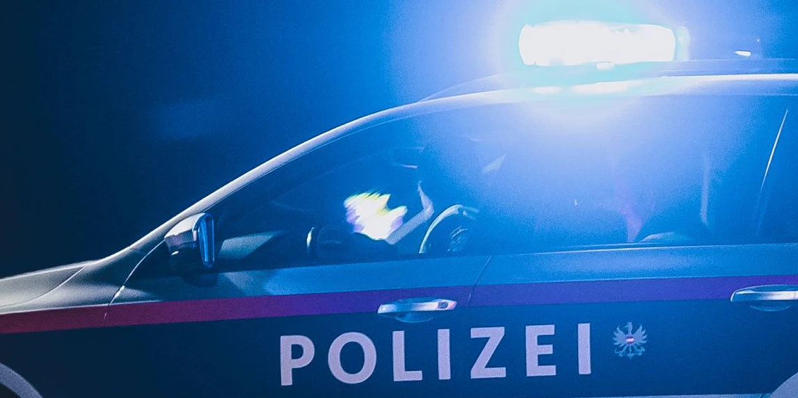 Das Einsatzfahrzeug sicherte die Unfallstelle mit eingeschaltetem Blaulicht ab. Symbolbild.