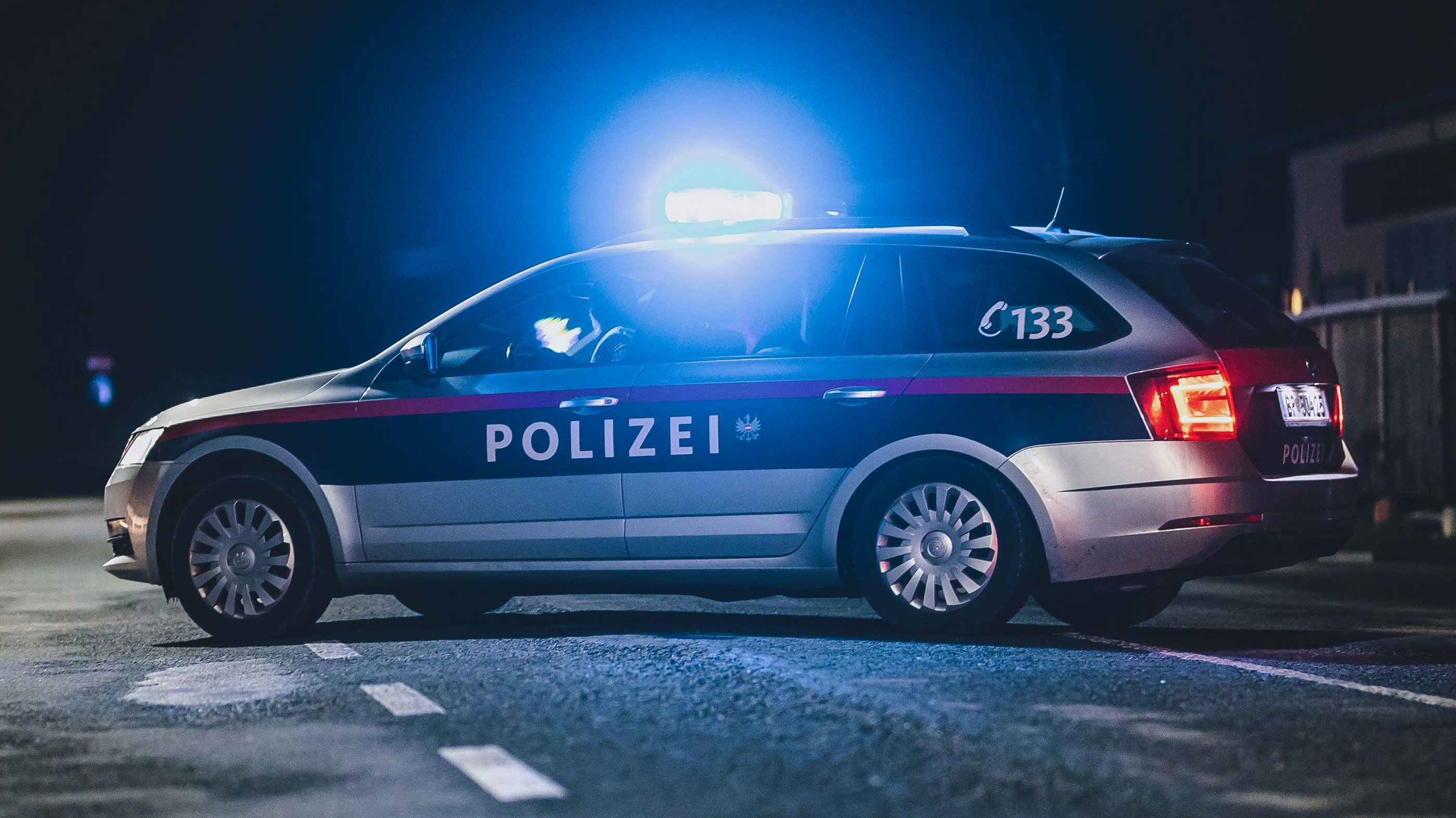 Das Einsatzfahrzeug sicherte die Unfallstelle mit eingeschaltetem Blaulicht ab. Symbolbild.