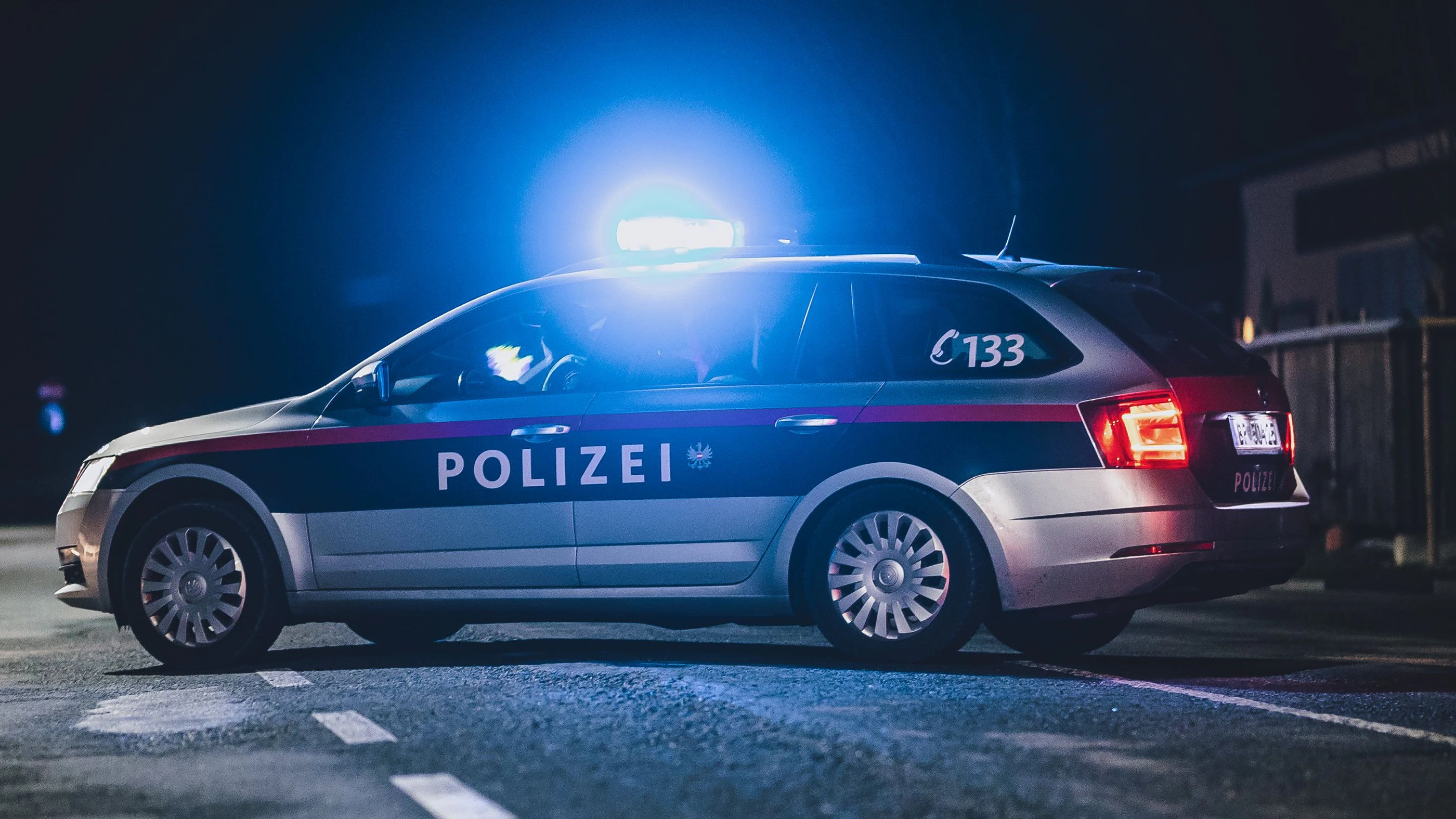 Das Einsatzfahrzeug sicherte die Unfallstelle mit eingeschaltetem Blaulicht ab. Symbolbild.