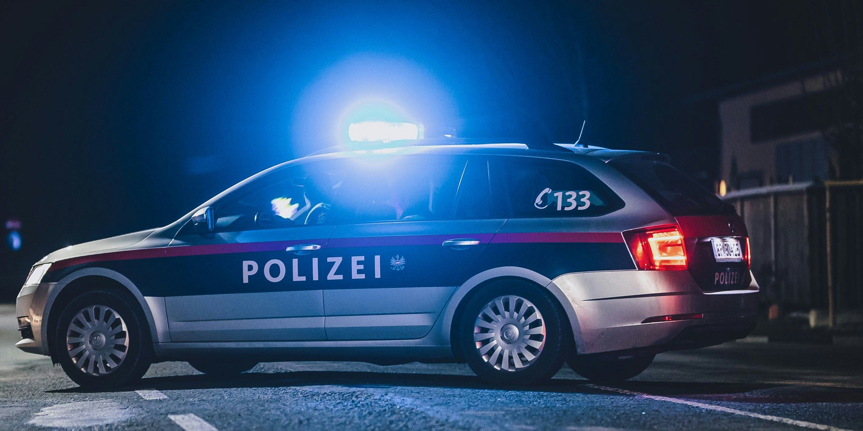 Das Einsatzfahrzeug sicherte die Unfallstelle mit eingeschaltetem Blaulicht ab. Symbolbild.