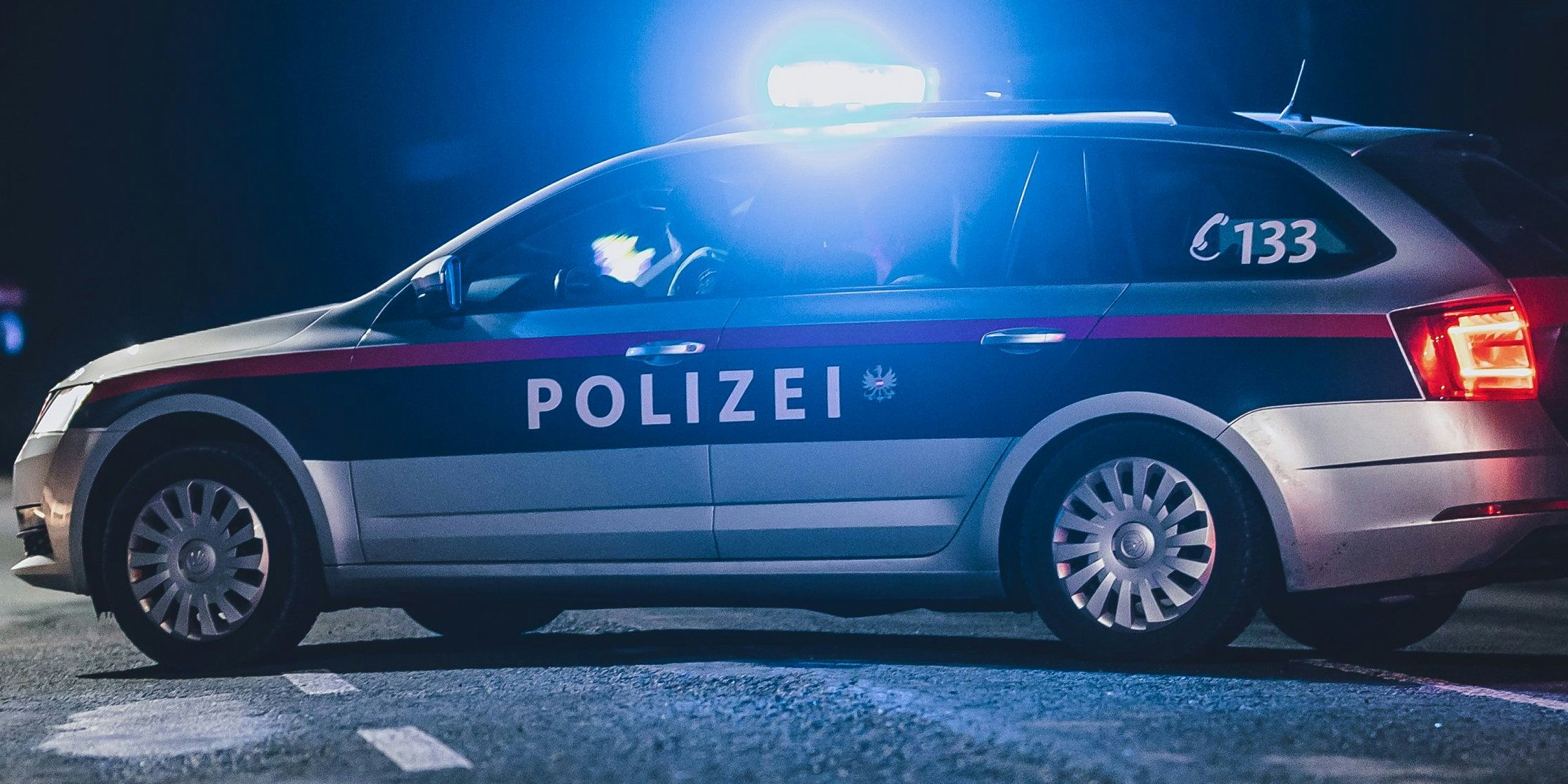 Das Einsatzfahrzeug sicherte die Unfallstelle mit eingeschaltetem Blaulicht ab. Symbolbild.