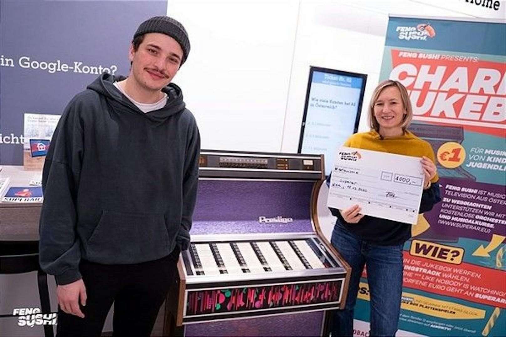 Feng Sushi Charity Jukebox: 4.000 Euro-Scheck an Superar überreicht.