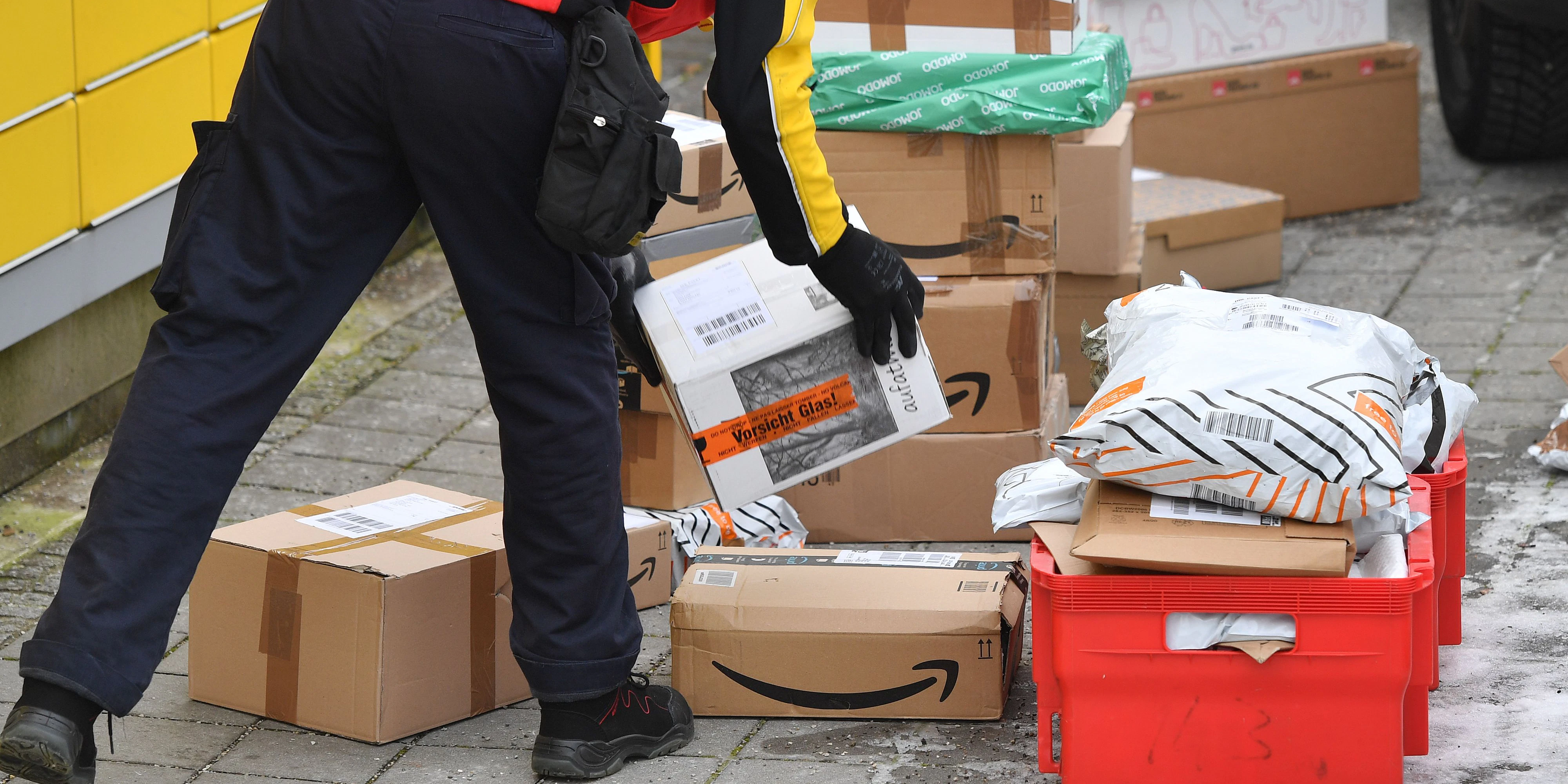 Paketzusteller haben gerade vor Weihnachten viel zu tun. Symbolbild