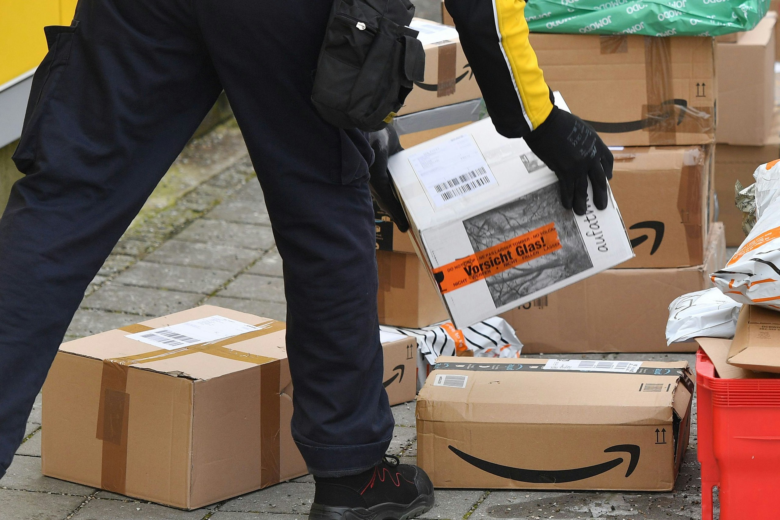 Paketzusteller haben gerade vor Weihnachten viel zu tun. Symbolbild