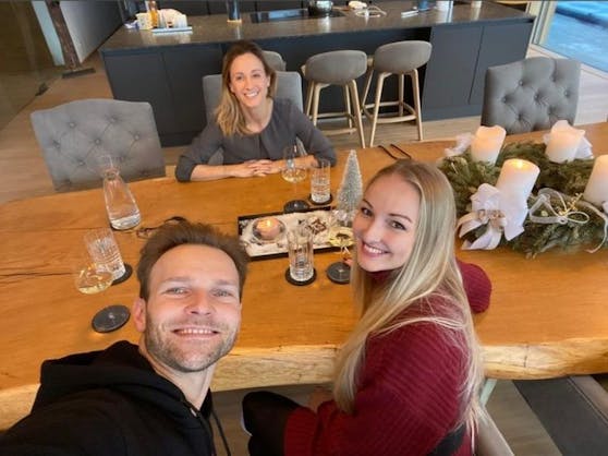 Kirchgasser bekam Besuch von Tanzpartner Vadim Garbuzov und Freundin.