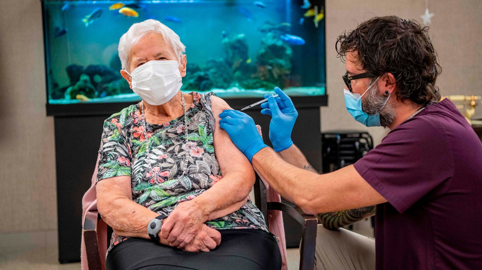 Eine 90-Jährige aus Luzern hat als erste die Impfung gegen das Coronavirus erhalten.