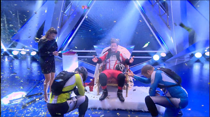 Moderatorin Laura Wontorra und die Mitstreiter Mario Barth und Oliver Pocher verneigen sich vor dem "König der Kindsköpfe" Chris Tall.<br>