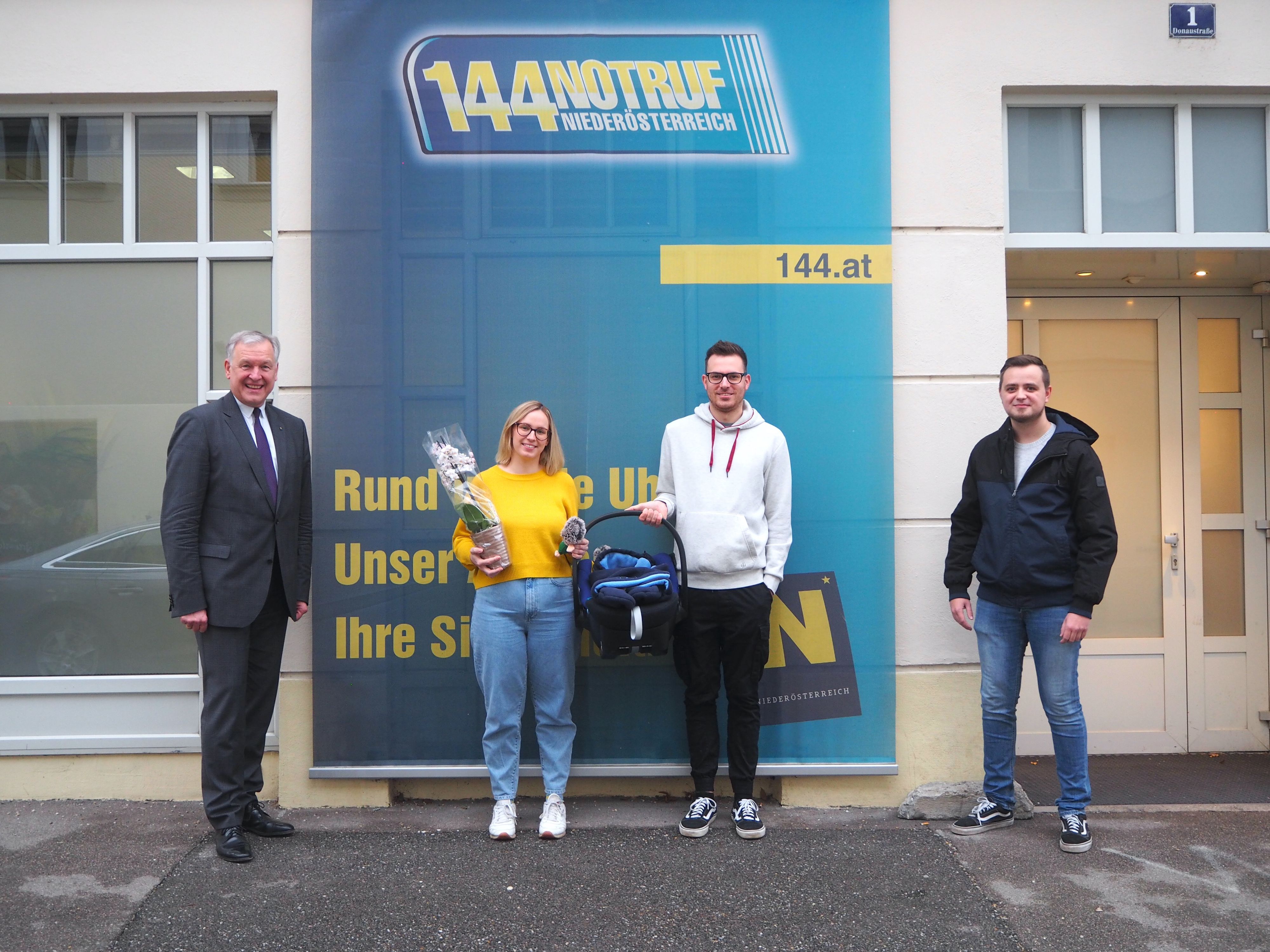  Melanie und Phillip Kissler erlebten eine spannende Geburt. Zu Sohn Valentin gratulierten Florian Hinteregger, Standortleiter Notruf NÖ Korneuburg, NÖGUS-Vorsitzender Landesrat Martin Eichtinger, Notrufexperte Daniel Herl und Rudolf Hochsteger, Notruf NÖ Geschäftsführer, den Eltern.