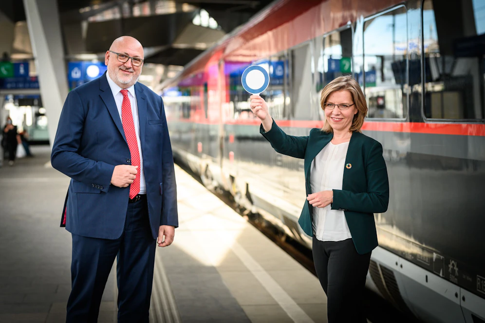 Klimaschutzministerin Leonore Gewessler und ÖBB-Vorstandsvorsitzender Andreas Matthä vor einem Railjet am Wiener Hauptbahnhof.