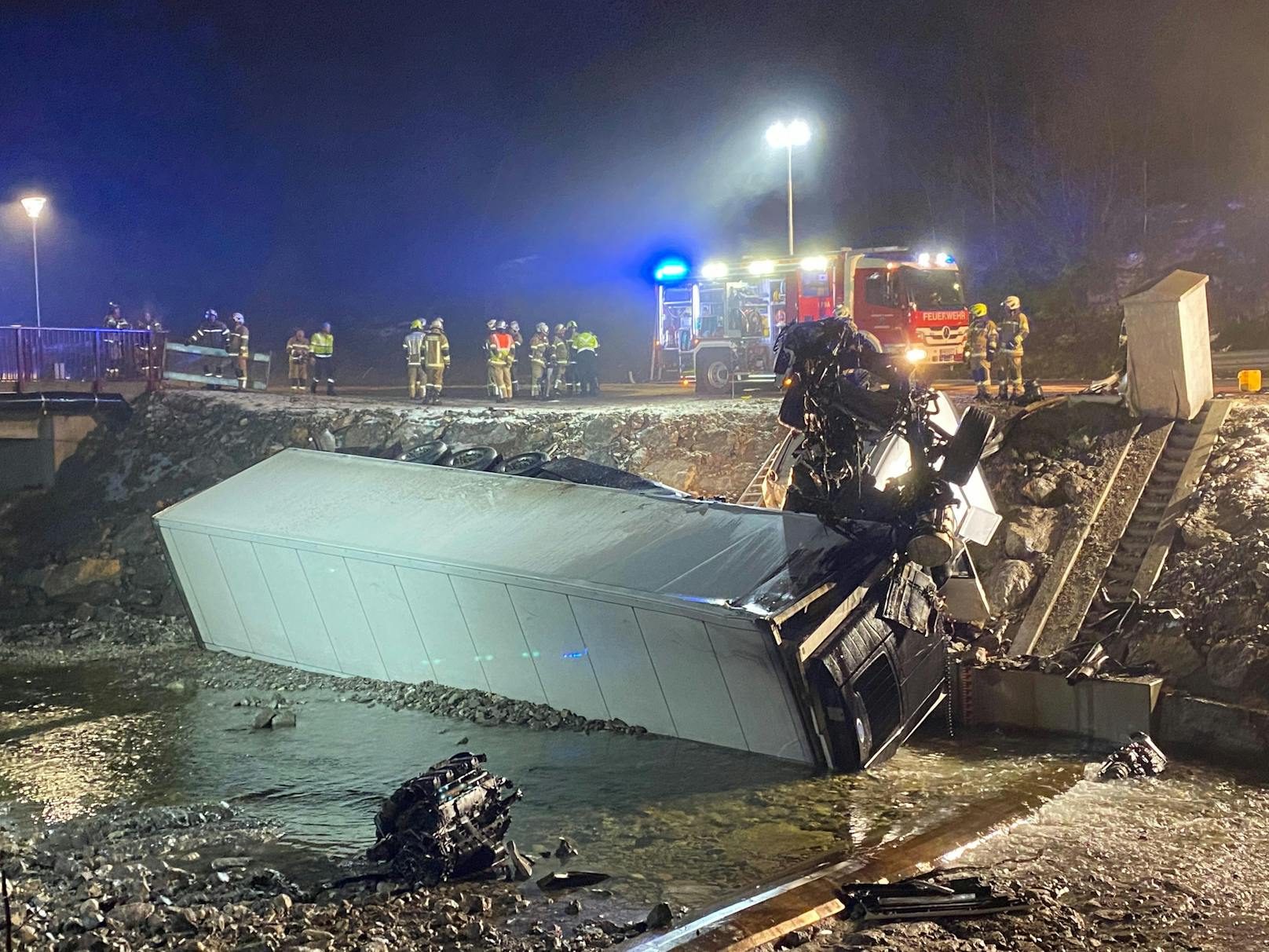 In der Nacht auf Mittwoch ist es in Tirol zu einem schweren Verkehrsunfall gekommen. Ein Lkw stürzte in verbautes Bachbett, der Fahrer musste aus der Kabine befreit werden.