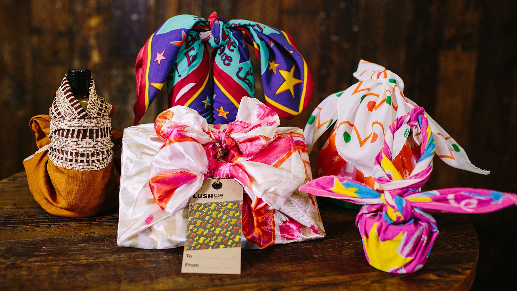 Die "Knot Wrap" Tücher der Firma Lush sind eine nachhaltige Alternative zum Geschenkspapier. 