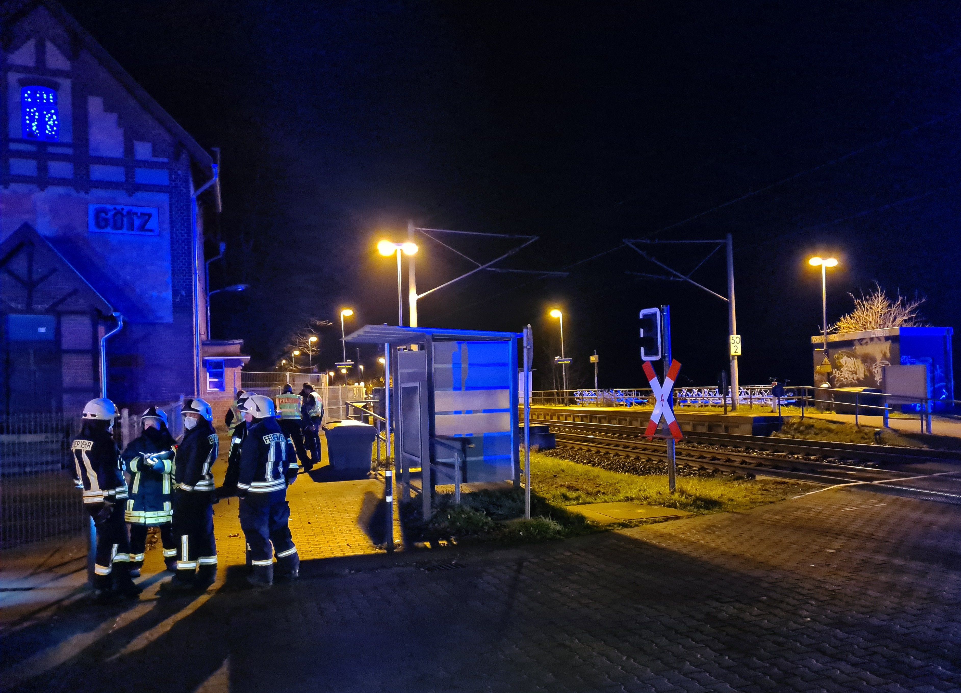 Einsätzkräfte der Feuerwehr nach dem tödlichen Zugunfall in Groß Kreutz, Brandenburg