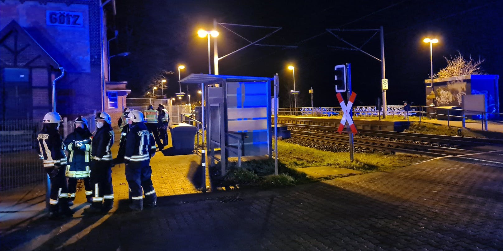 Einsätzkräfte der Feuerwehr nach dem tödlichen Zugunfall in Groß Kreutz, Brandenburg