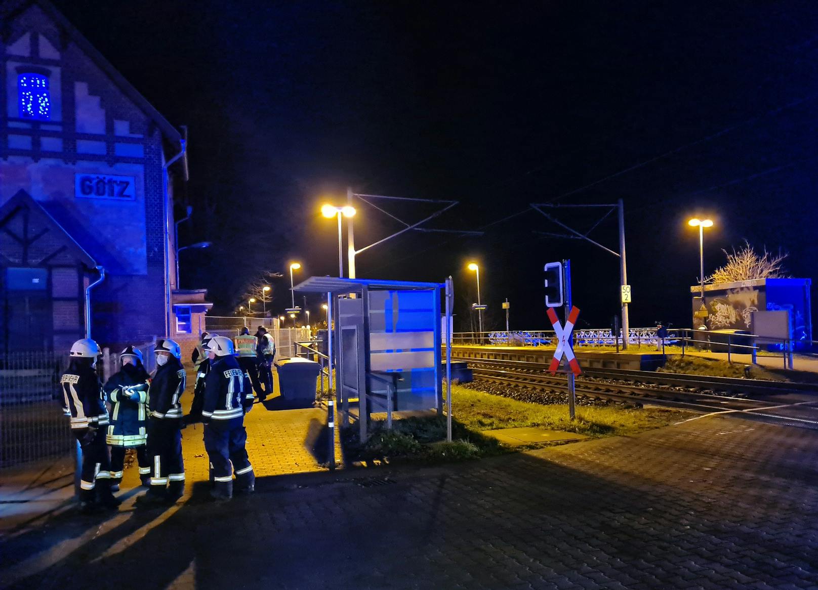 Regionalzug reißt Pflegelehrling (16) vom Bahnsteig – tot