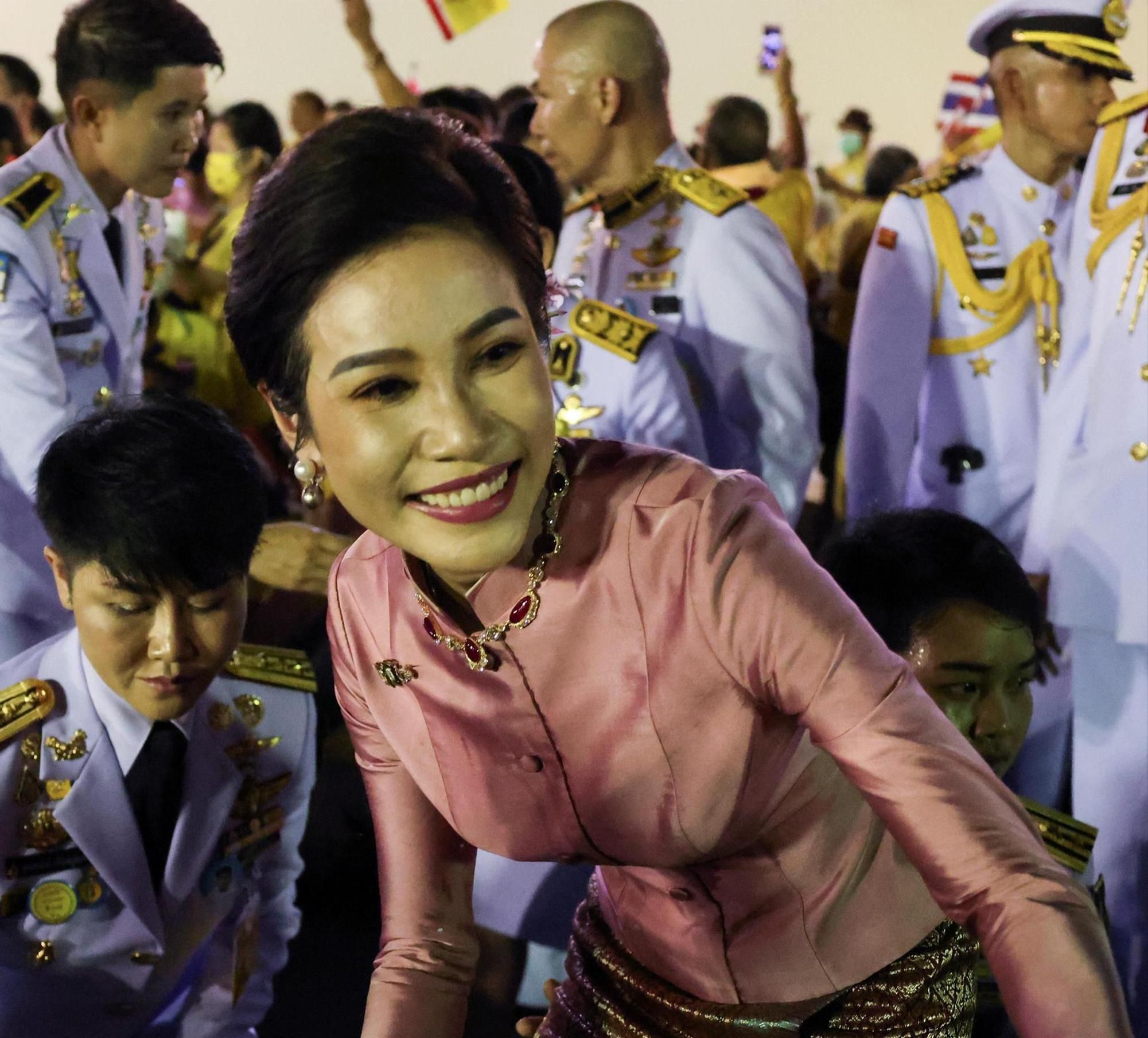 Der Thai-König hat nebst seiner Ehefrau mehrere Geliebte.