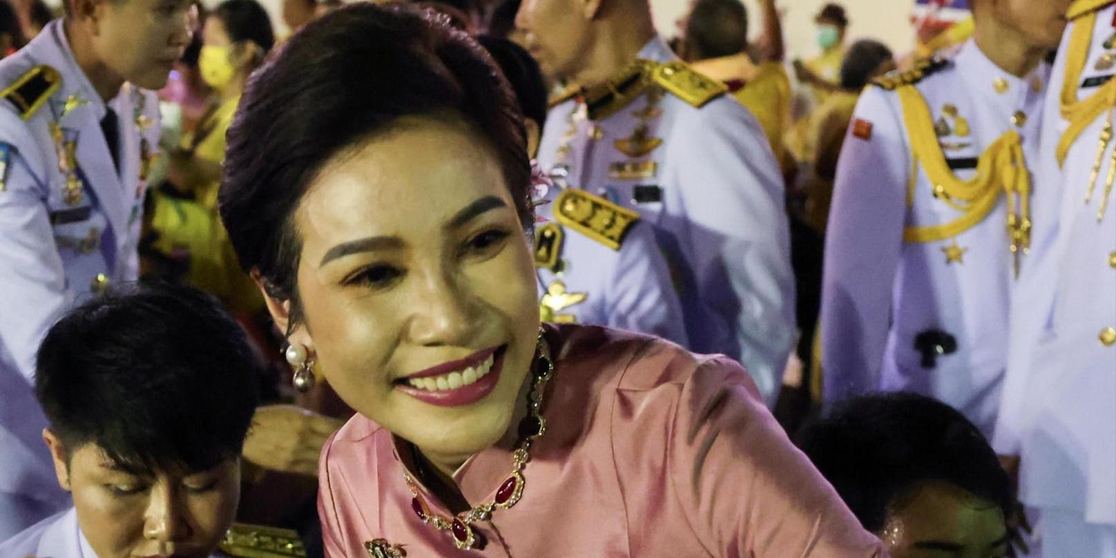 Der Thai-König hat nebst seiner Ehefrau mehrere Geliebte.