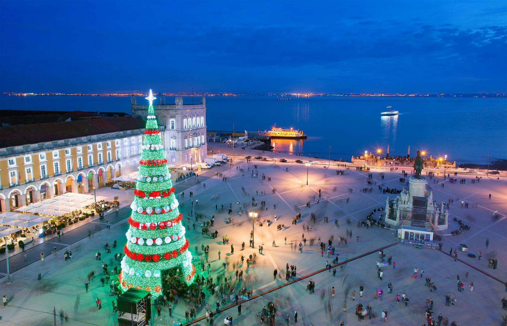 In der portugiesischen Hauptstadt Lissabon erstrahlt die Promenade in weihnachtlichem Glanz.&nbsp;