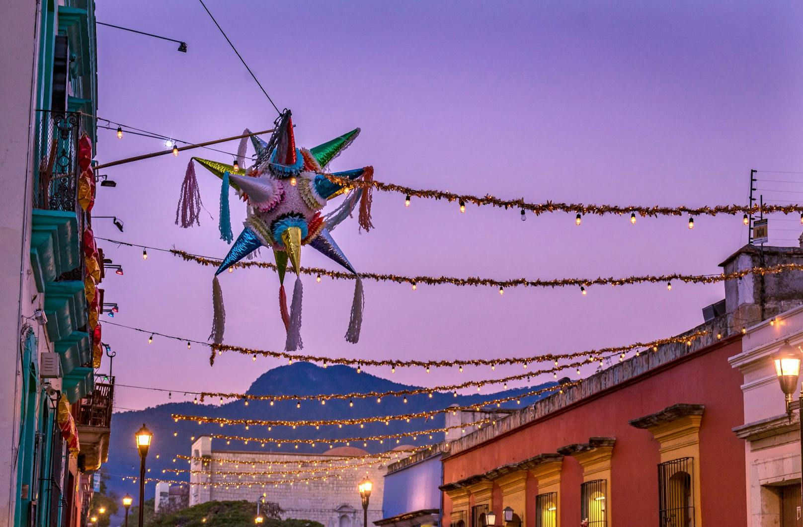 Die Weihnachtszeit fällt in <strong>Mexiko </strong>saisonal in den Sommer. Am 24. Dezember feiert man im Kreise der Familie und isst Fisch oder Truthahn. Kurz vor Mitternacht wird die Jesuspuppe zu den restlichen Figuren in der Weihnachtskrippe gelegt. Am Morgen des 25. Dezember findet die Bescherung statt. In einigen Regionen darf man die Geschenke erst am 6. Jänner öffnen. Ein typisch mexikanischer Weihnachtsbrauch ist das Zerschlagen der Piñata, eine Papp-Figur, in der sich Süßigkeiten, Früchte und Nüsse befinden.&nbsp;