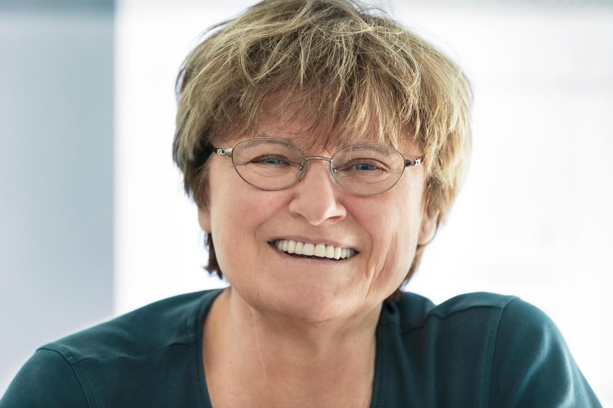 Katalin Karikó – diesen Namen sollten wir uns merken. Sie ist die Forscherin, die mit ihrer jahrzehntelangen Arbeit den Weg für die Impfstoffe von Pfizer/Biontech und Moderna ebnete.