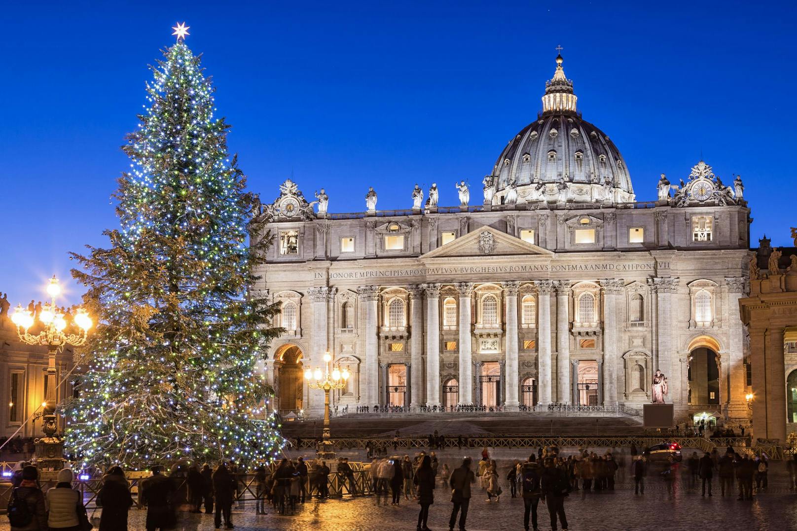 Das Weihnachtsfest wird in <strong>Italien </strong>am 25. Dezember gefeiert. Die Bescherung findet morgens statt. Dann folgt das große Weihnachtsessen. Im Norden Italiens findet man auch den Weihnachtsbaum häufig. Am 6. Jänner gibt es eine Tradition, die unserem Nikolaus ähnelt: La Befana, die gute Hexe. Kinder hängen Strümpfe an den Kamin oder das Fenster, sowie Essen für die Hexe und erhalten dann noch eine Bescherung.&nbsp;