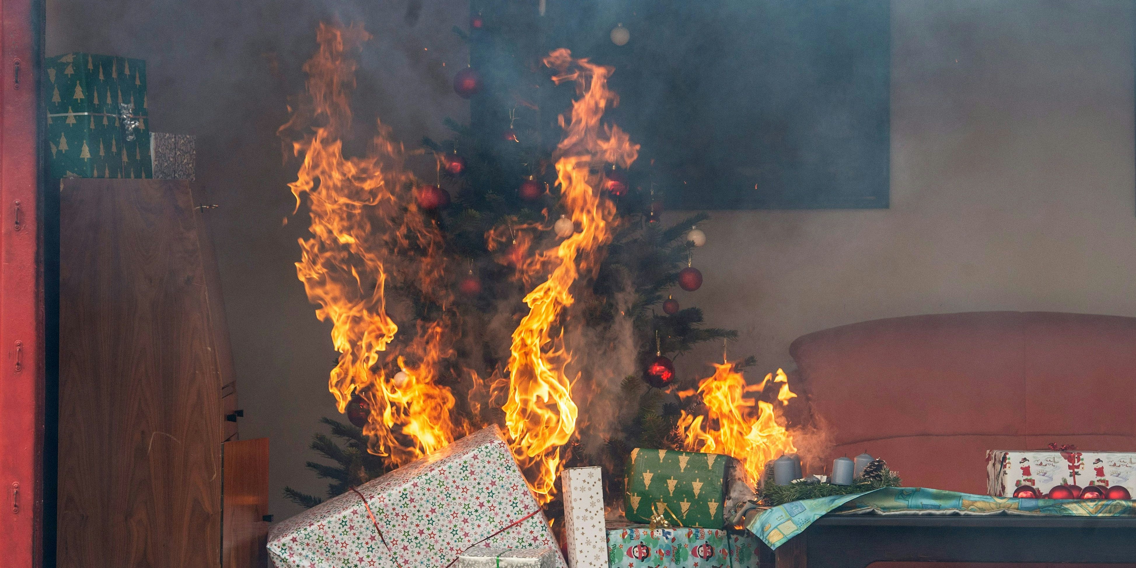 Ein brennender Christbaum in einer Wohnung