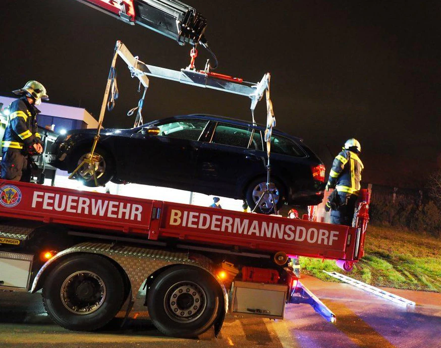 Die Feuerwehr Biedermannsdorf transportierte den Wagen ab.
