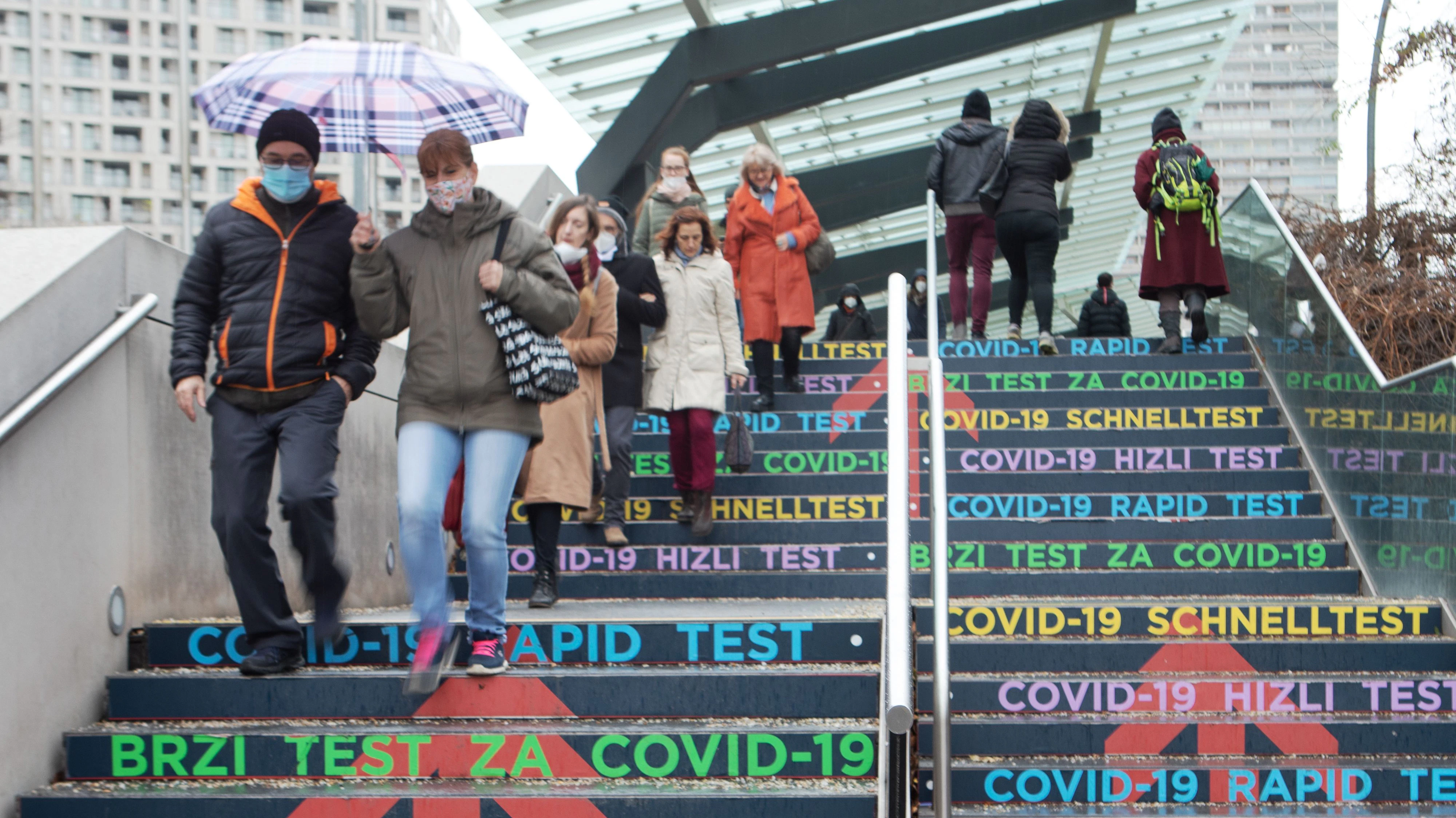 Download von www.picturedesk.com am 25.12.2020 (11:36).  ÖSTERREICH; WIEN; 20201223; Menschen tragen Schutzmasken und Regenschirm am Weg zu dem Antigen Schnelltest an einer Stiege bei dem Austria Center Vienna in Wien am 23. Dezember 2020. Die Bereitschaft der österreichischen Bevölkerung hat nach der geringen Teilnahme an dem Corona Virus (COVID-19) vor Weihnachten stark zugenommen. /// AUSTRIA; VIENNA; 20201223; People wear protective masks and umbrellas on the way to the rapid antigen test on a staircase at the Austria Center Vienna in Vienna on December 23, 2020. The willingness of the Austrian population has increased significantly before Christmas after the low participation in the Corona Virus (COVID-19) . - 20201223_PD2301 - Rechteinfo: Rights Managed (RM)