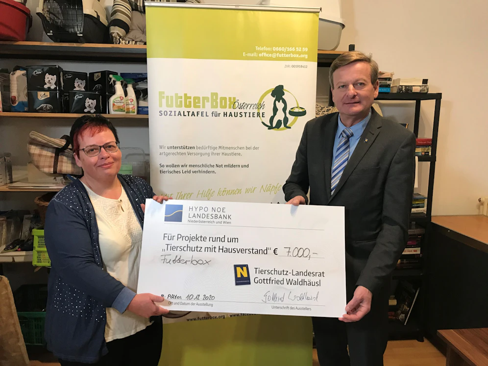 Barbara Krapfenbauer von der „Futterbox St. Pölten“ und Landesrat Gottfried Waldhäusl.