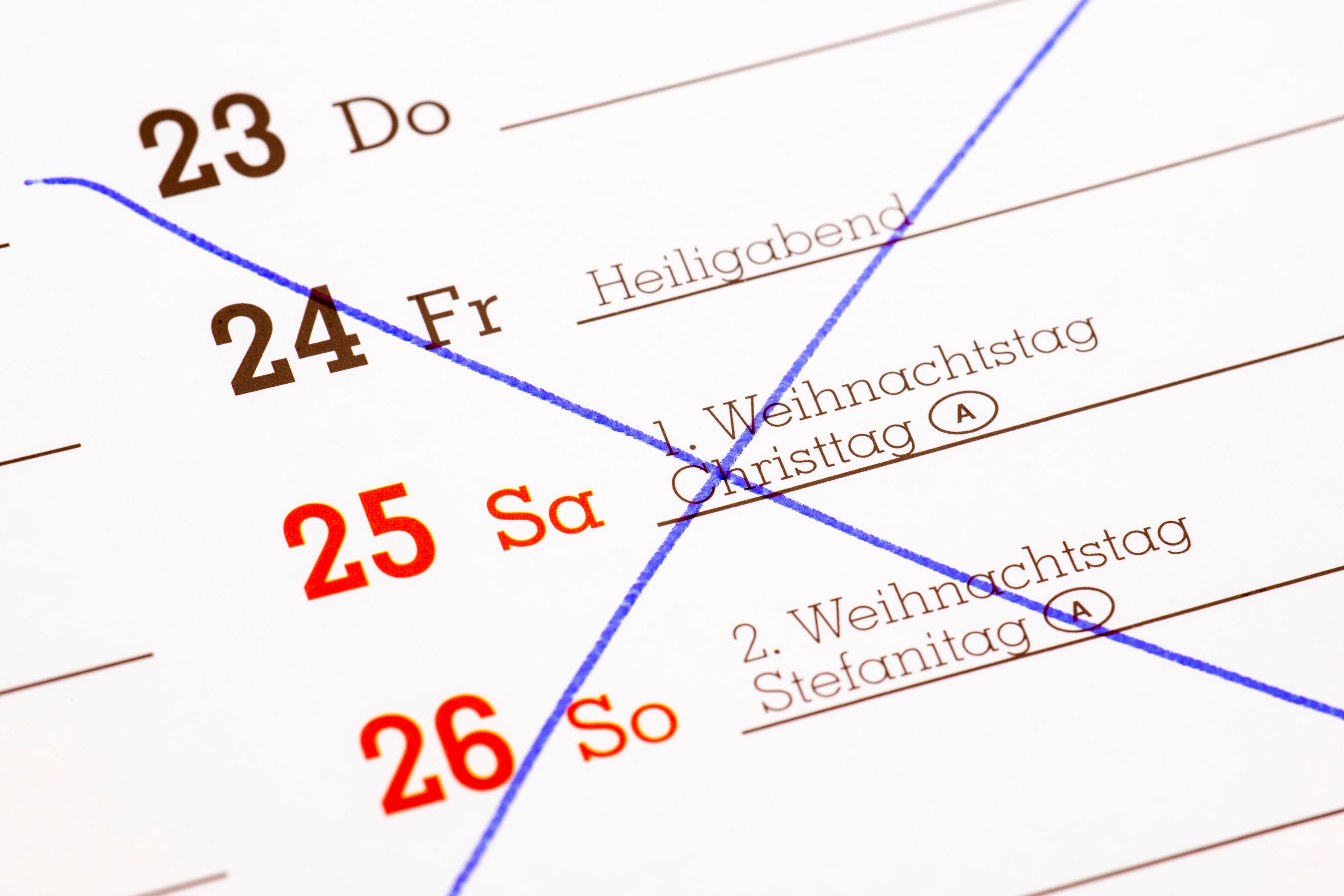 Weihnachten fällt 2021 auf ein Wochenende. Wir zeigen dir, wie du dennoch Urlaub sparst.