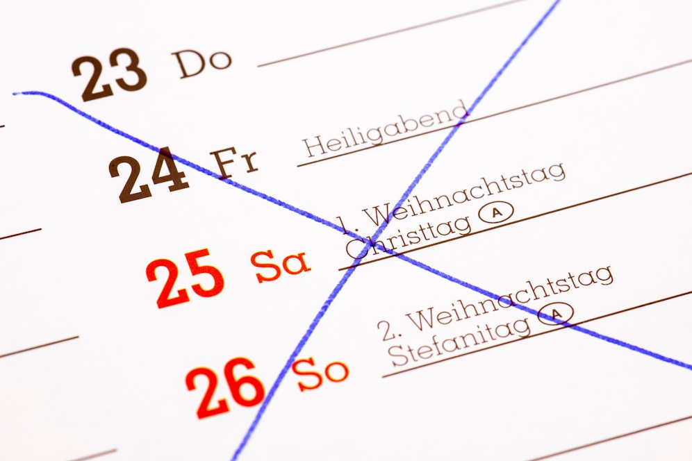 Weihnachten fällt 2021 auf ein Wochenende. Wir zeigen dir, wie du dennoch Urlaub sparst.
