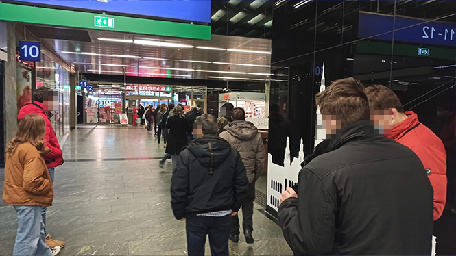 Hier bildete sich eine meterlange Schlange vor dem Supermarkt