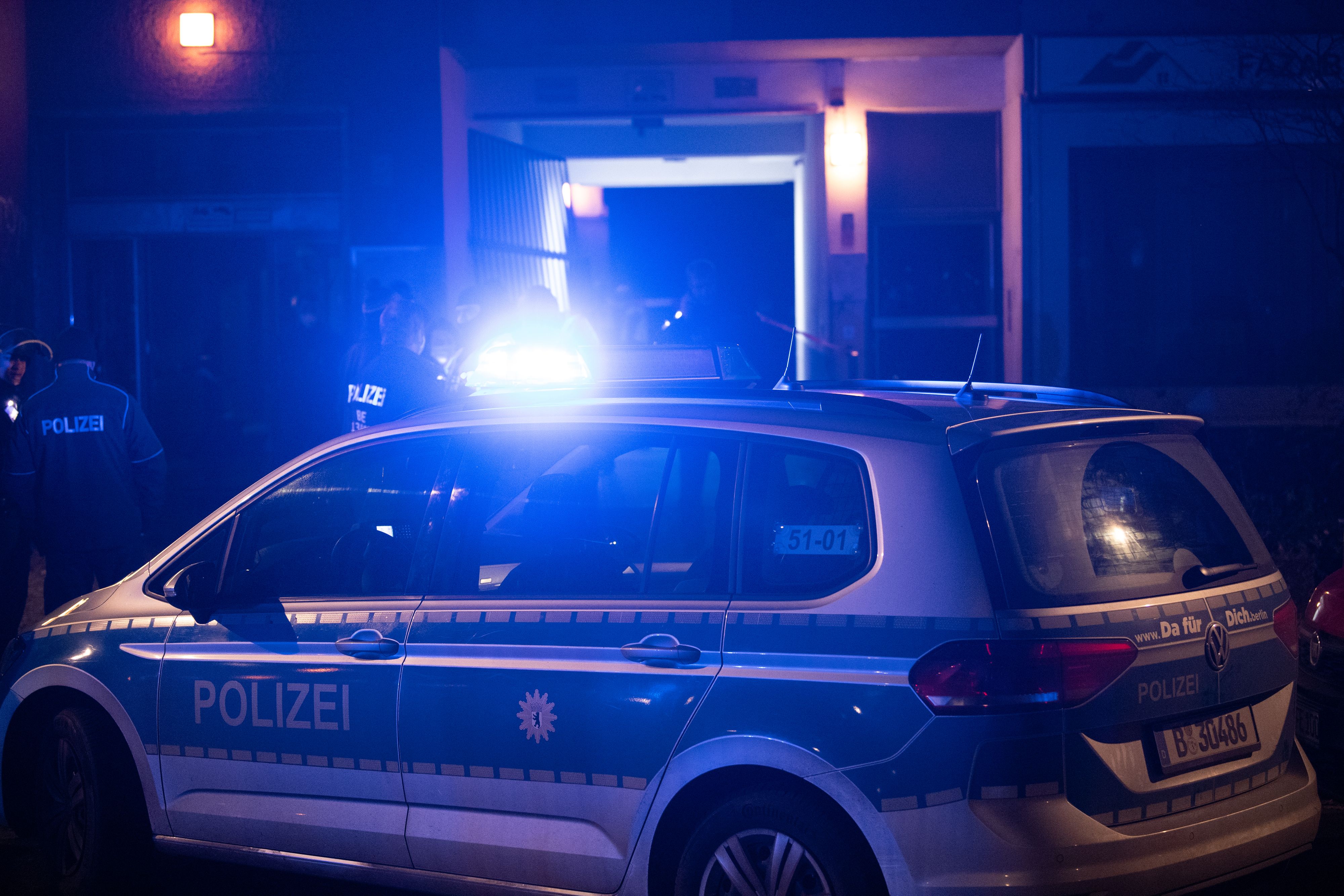 Vier Männer wurden schwer verletzt, wie die Berliner Polizei und die Generalstaatsanwaltschaft am Samstag mitteilten.
