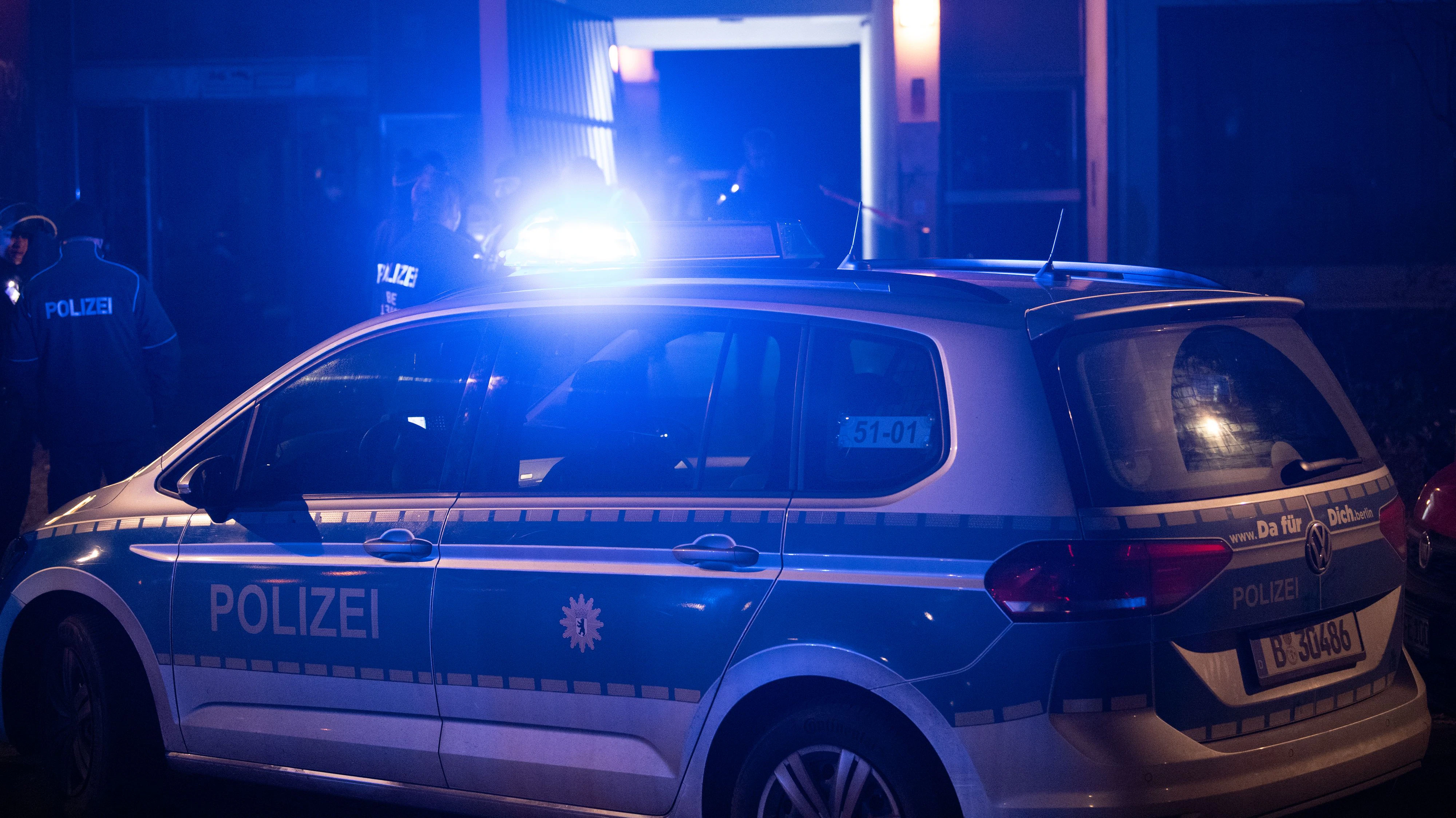 Download von www.picturedesk.com am 26.12.2020 (08:02).  26 December 2020, Berlin: A police emergency vehicle stands in front of a building on Stresemannstraße in Kreuzberg. There was a shooting there in the early morning. According to initial information, four people were injured, some of them seriously. The area around the crime scene has been cordoned off. Photo: Paul Zinken/dpa - 20201226_PD0468 - Rechteinfo: Rights Managed (RM)