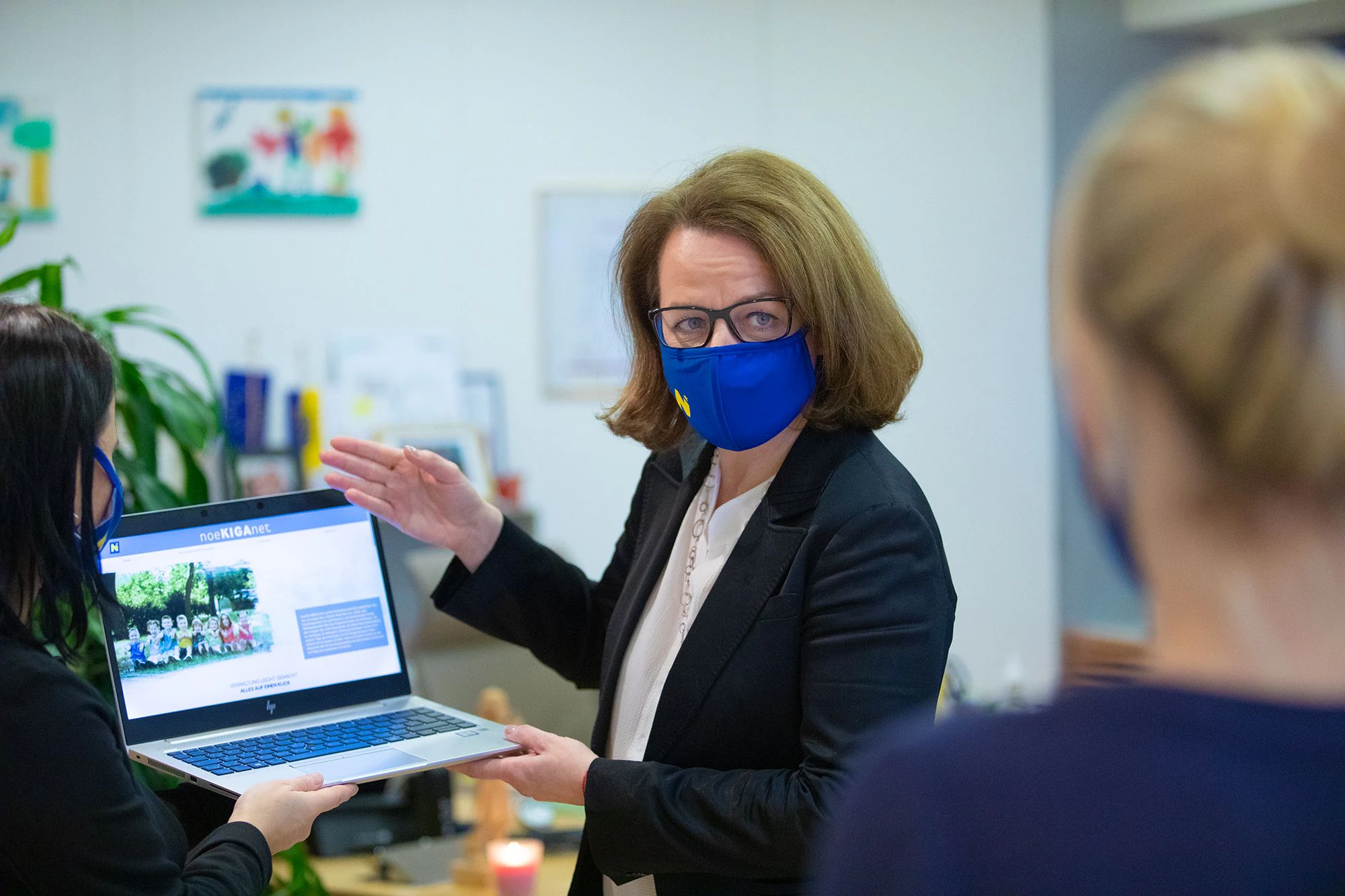 Landesrätin Teschl-Hofmeister stellt das Programm vor.