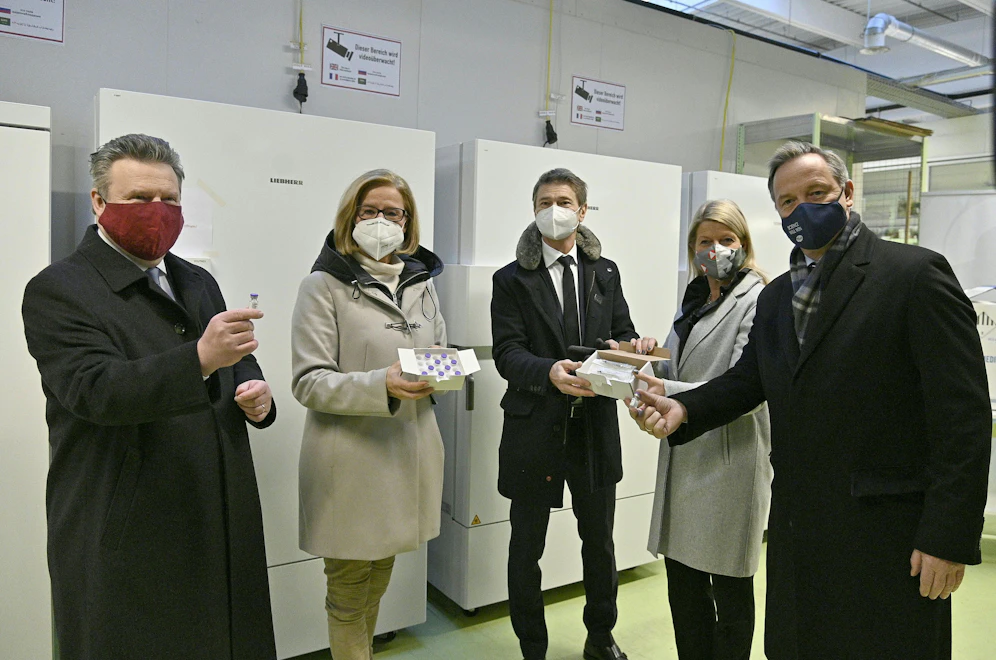 Der Wiener Bürgermeister Michael Ludwig (SPÖ), Landeshauptfrau Johanna Mikl-Leitner (ÖVP), Andreas Windischbauer, Herba-Chemosan-Chef und Präsident der Branchenvertretung Phago, Verteidigungsministerin Klaudia Tanner (ÖVP) und Pfizer-Austria-Chef Robin Rumler am Samstag, 26. Dezember 2020, anlässlich der Ankunft von den ersten Corona-Impfdosen in Wien.&nbsp;
