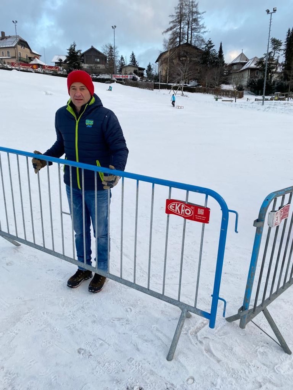 Bürgermeister Doppelreiter stellte Gitter auf.